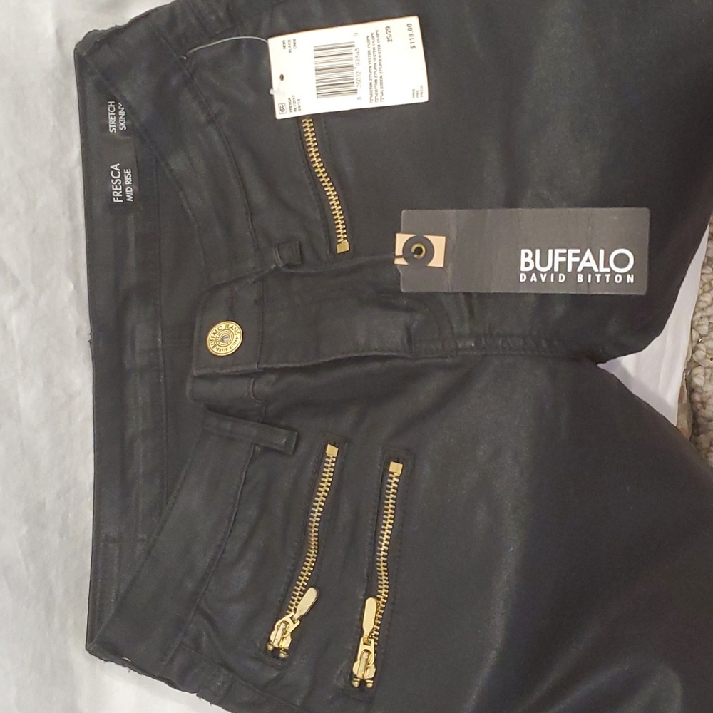 Buffalo Fresca mid rise stretch skinny pant w side bottom zipper.